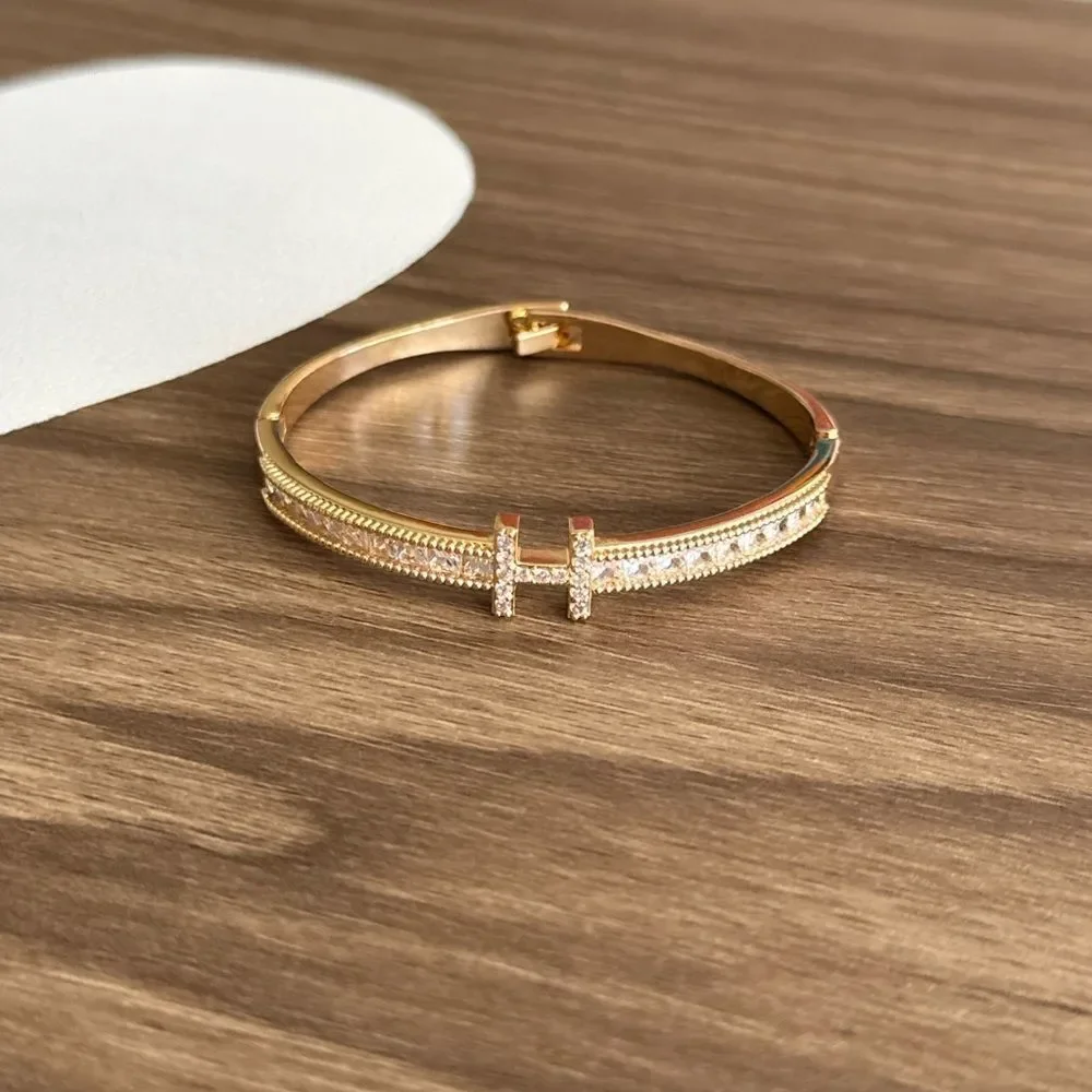 Elegant Gold Bracelet with Crystal Accents Q239